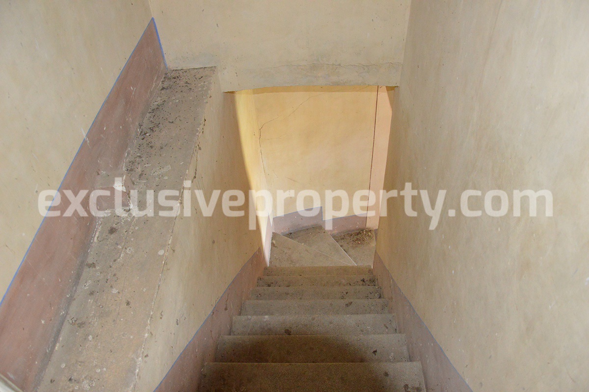 Big town house in stone with original details land for sale in Abruzzo 15