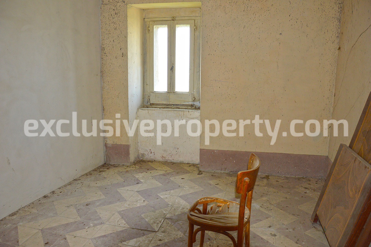 Big town house in stone with original details land for sale in Abruzzo 16
