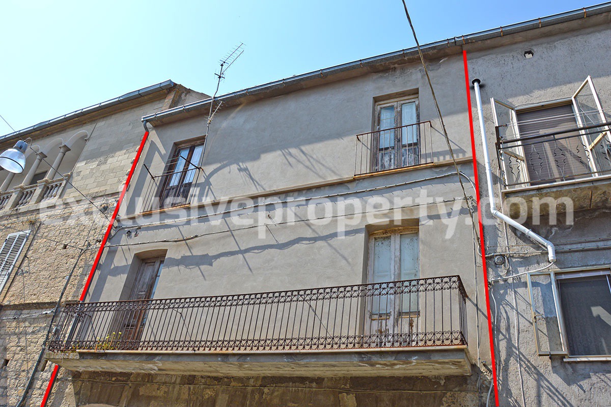 Big town house in stone with original details land for sale in Abruzzo 3