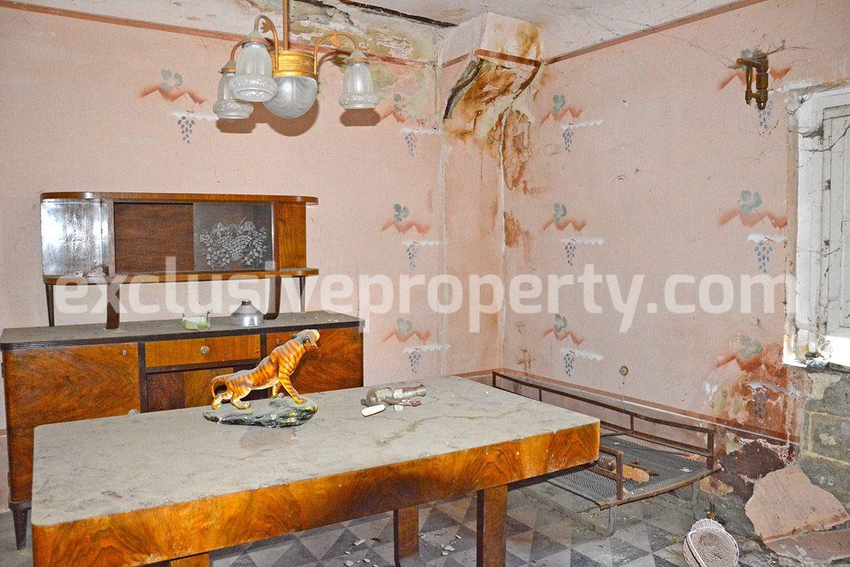 Big town house in stone with original details land for sale in Abruzzo 23