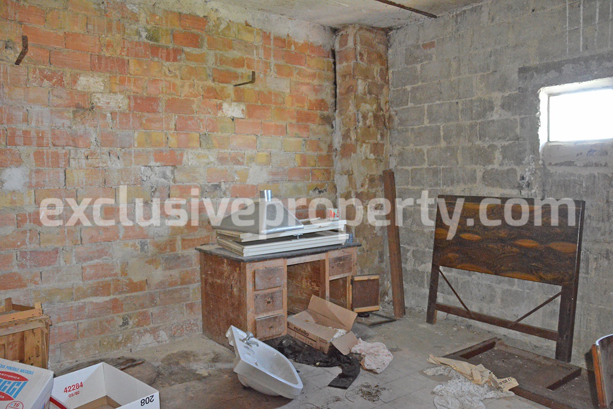 Big town house in stone with original details land for sale in Abruzzo 26