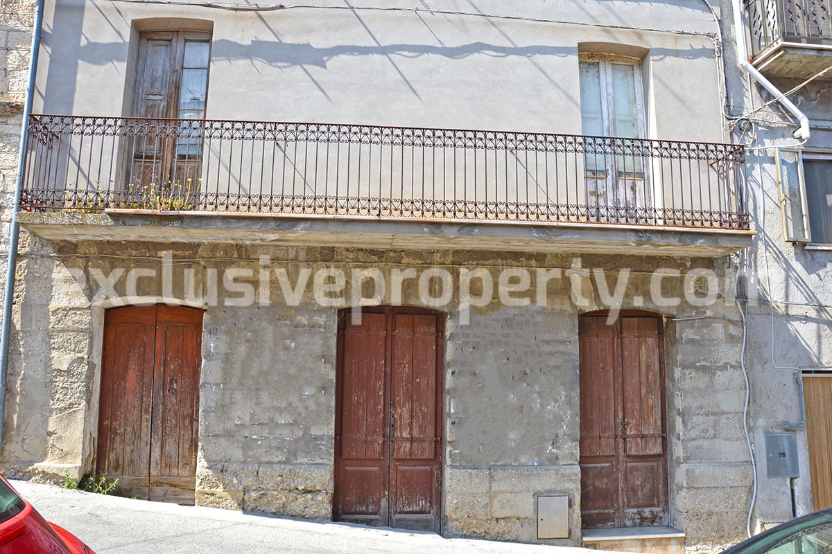 Big town house in stone with original details land for sale in Abruzzo 4