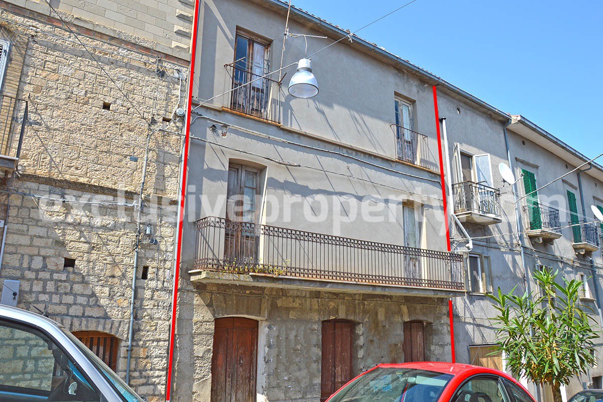 Big town house in stone with original details land for sale in Abruzzo 1