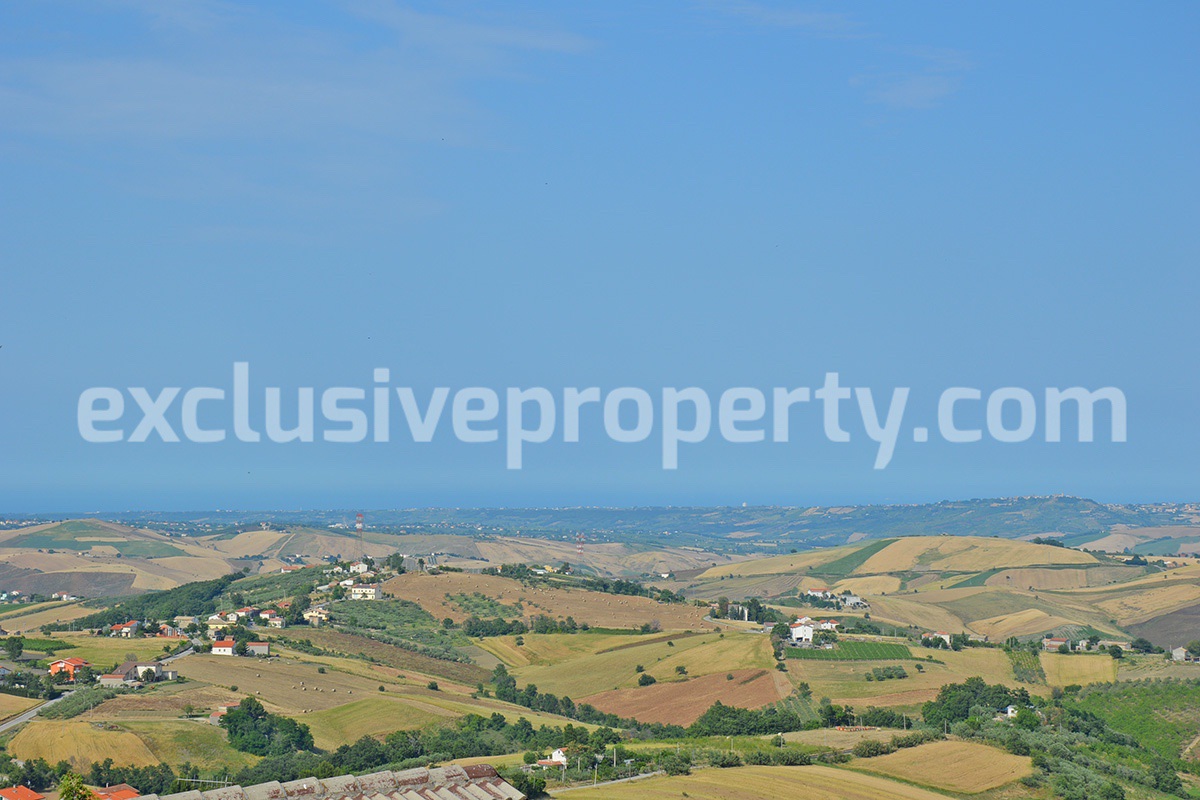 Old mansion on two floors with terrace for sale in Abruzzo - Italy