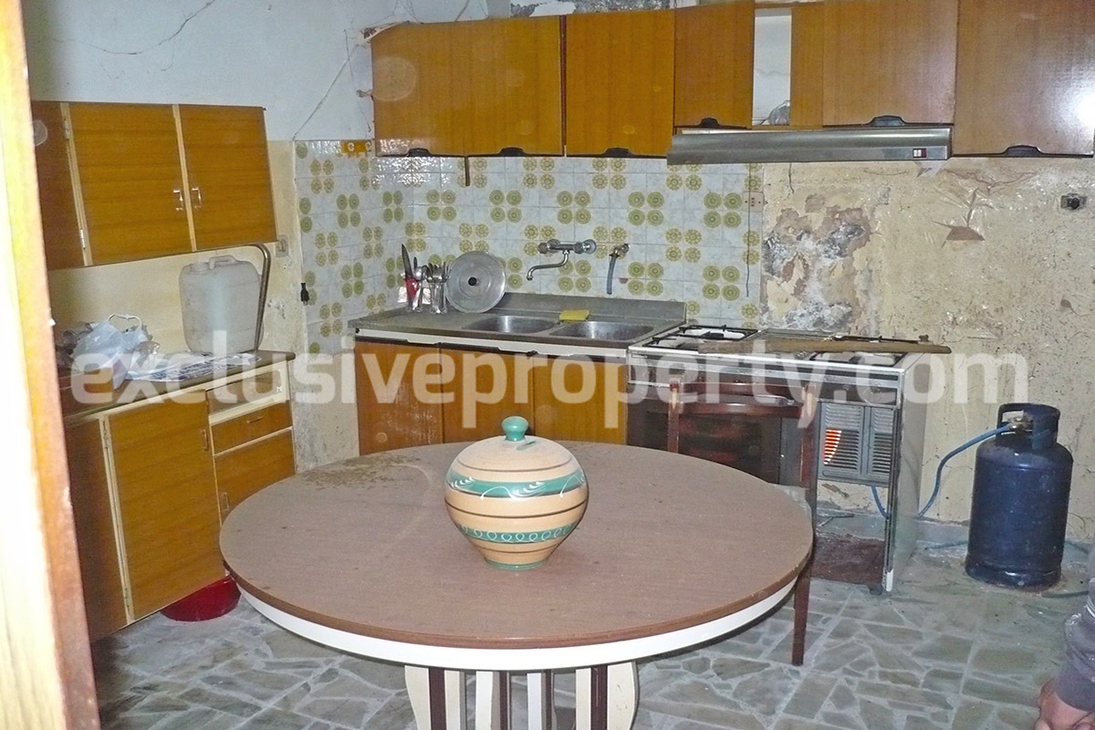 Large village house with garage for sale in the Province of Chieti 11