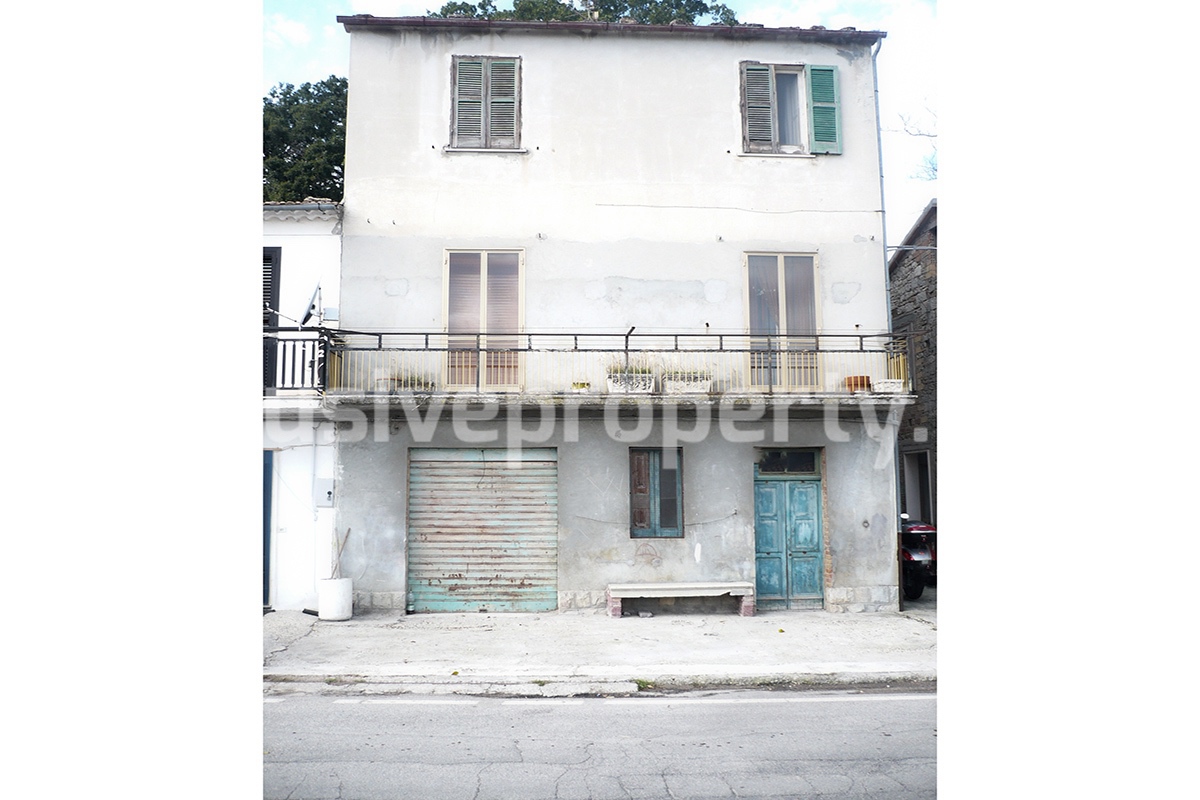Large village house with garage for sale in the Province of Chieti 1