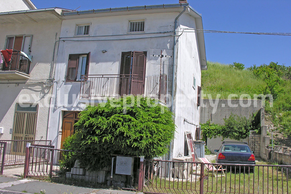 Habitable house with fenced outdoor area for sale in Abruzzo