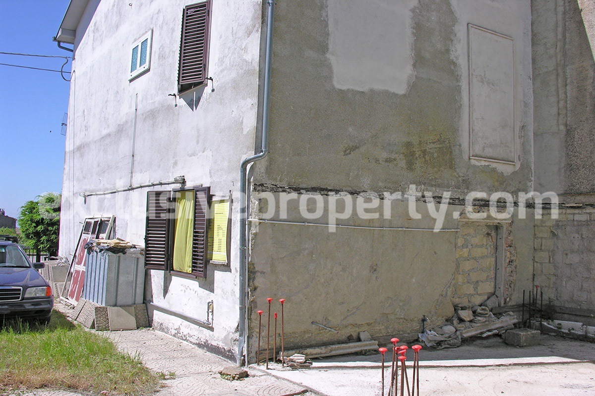 Habitable house with fenced outdoor area for sale in Abruzzo