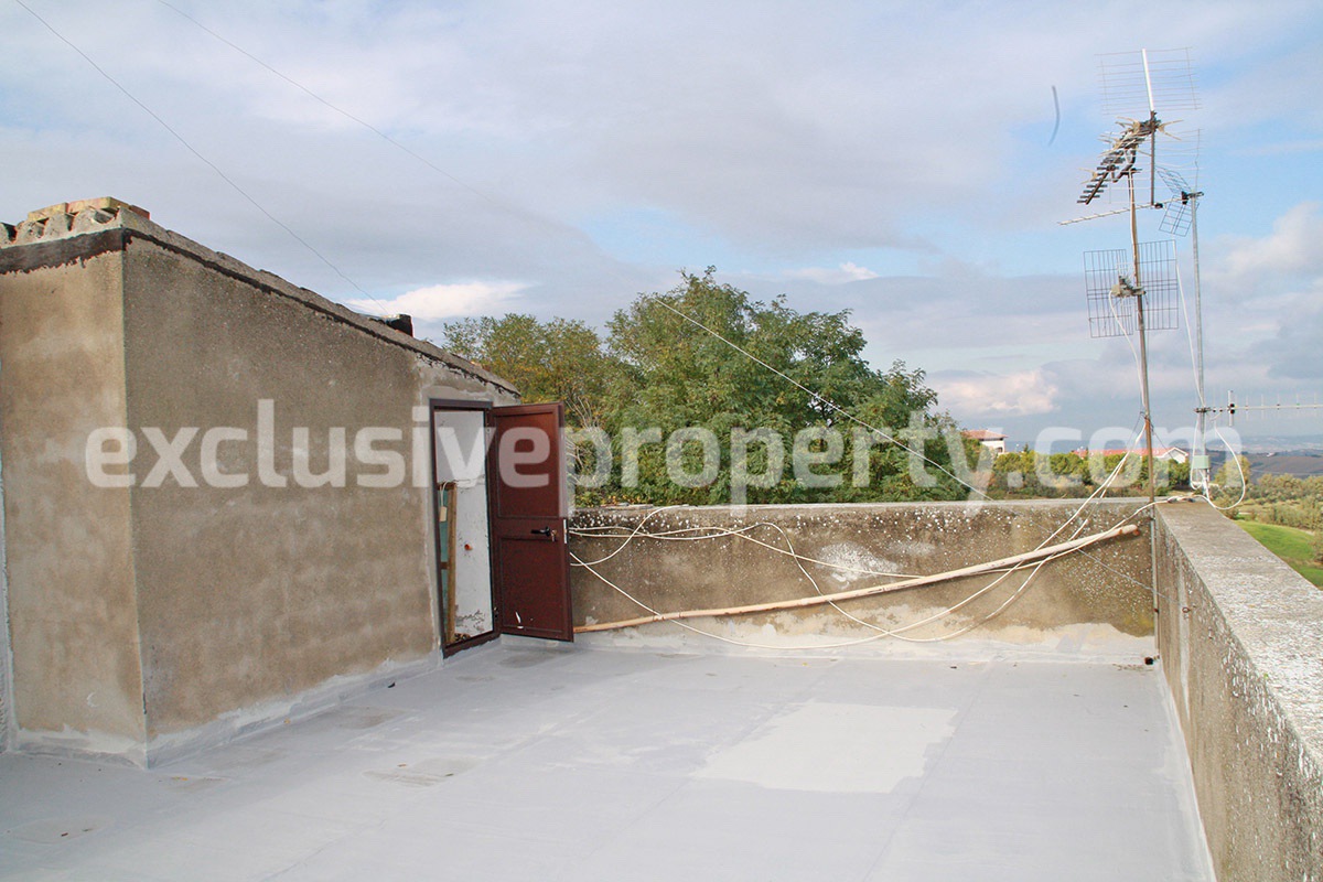 Habitable house in village with garden for sale in Abruzzo - Italy