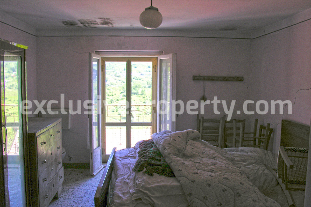 Ancient stone house in the historic center for sale in Abruzzo
