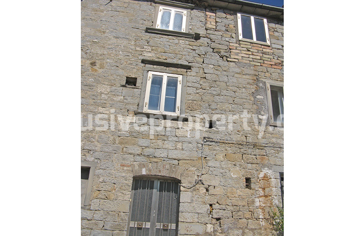 Rustic town house in stone for sale in Castiglione Messer Marino - Italy
