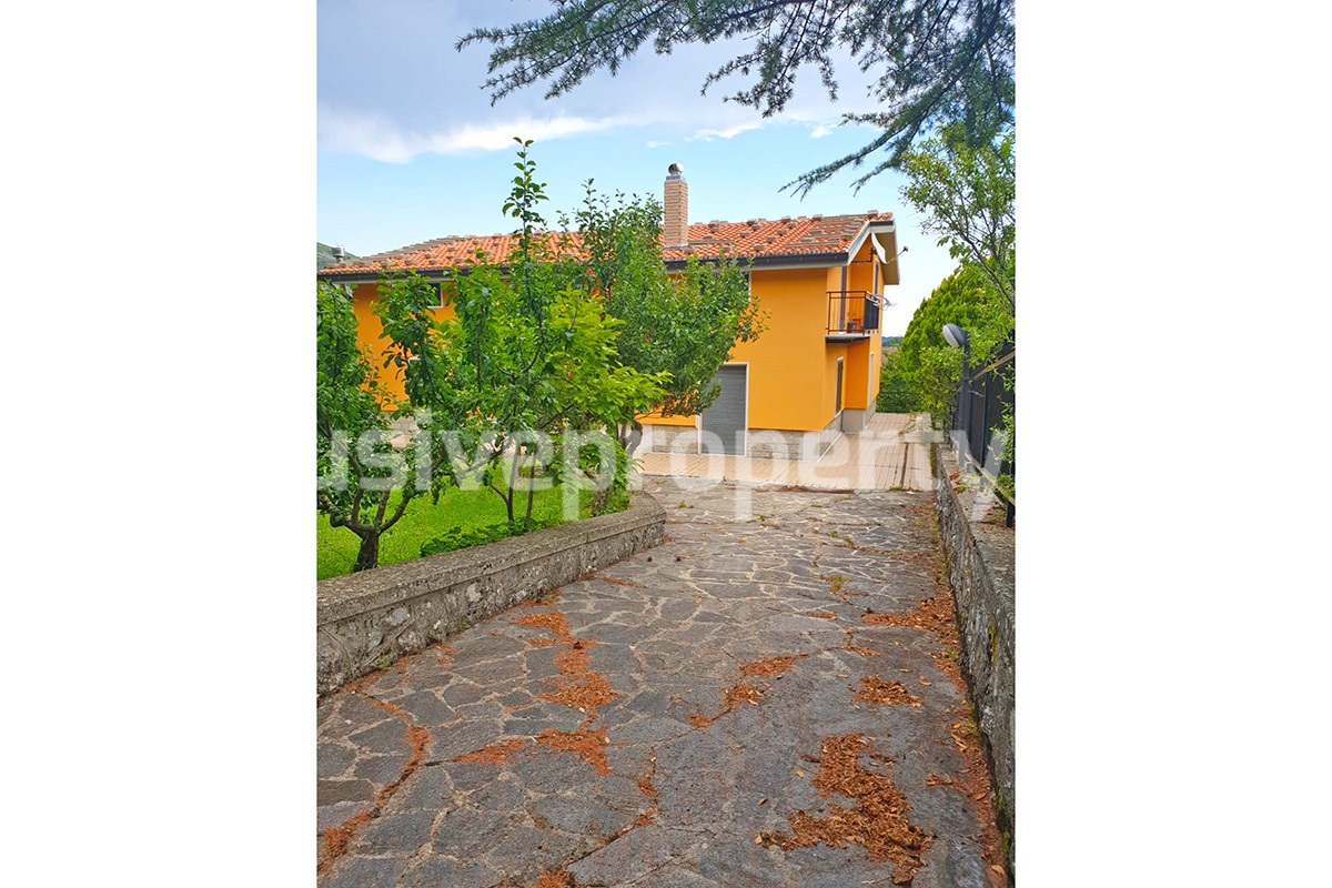 Completely independent house with garden and fenced for sale in the Abruzzo 1