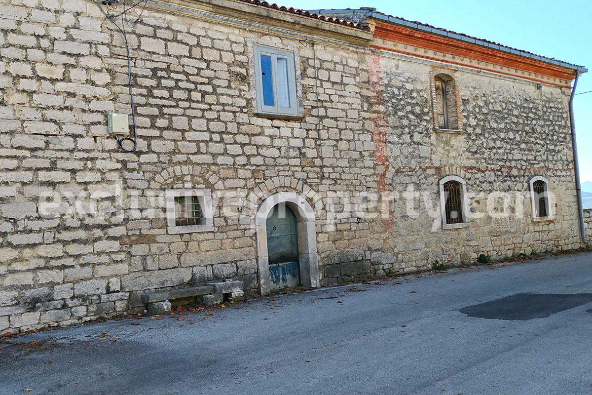 Stone semi-detached farmhouse with vegetable garden for sale in Molise 2