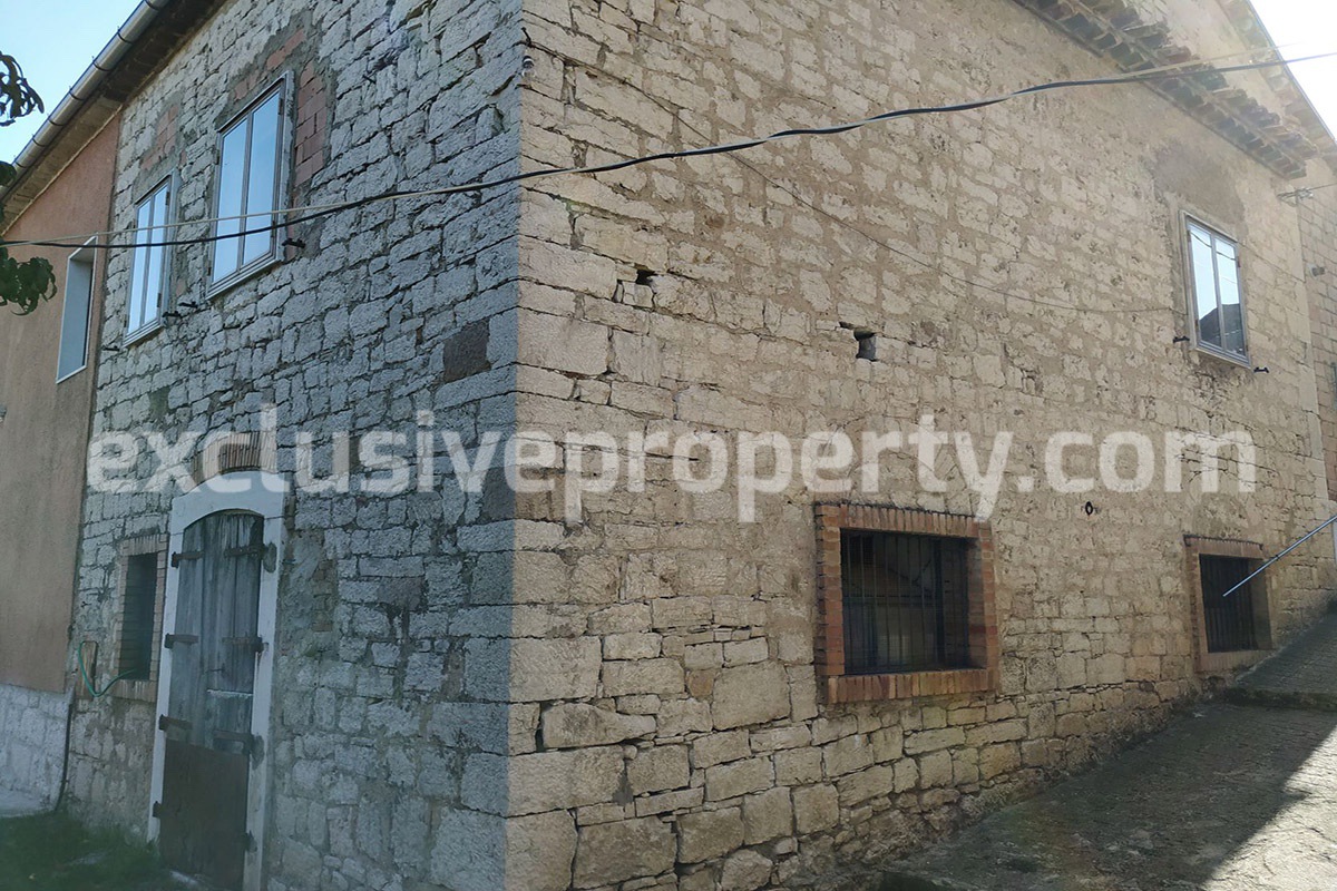Stone semi-detached farmhouse with vegetable garden for sale in Molise 3