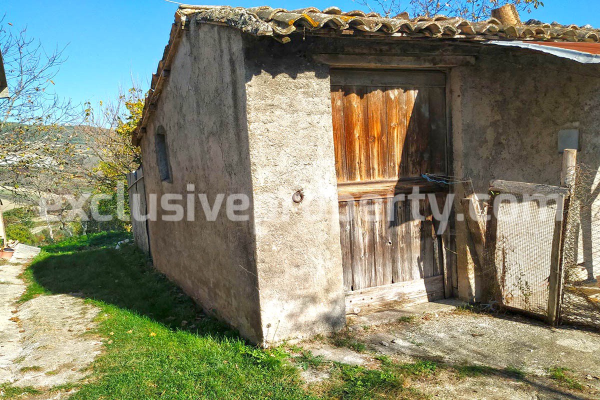 Stone semi-detached farmhouse with vegetable garden for sale in Molise 5