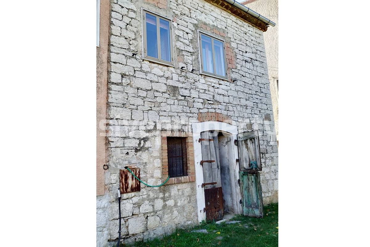 Stone semi-detached farmhouse with vegetable garden for sale in Molise