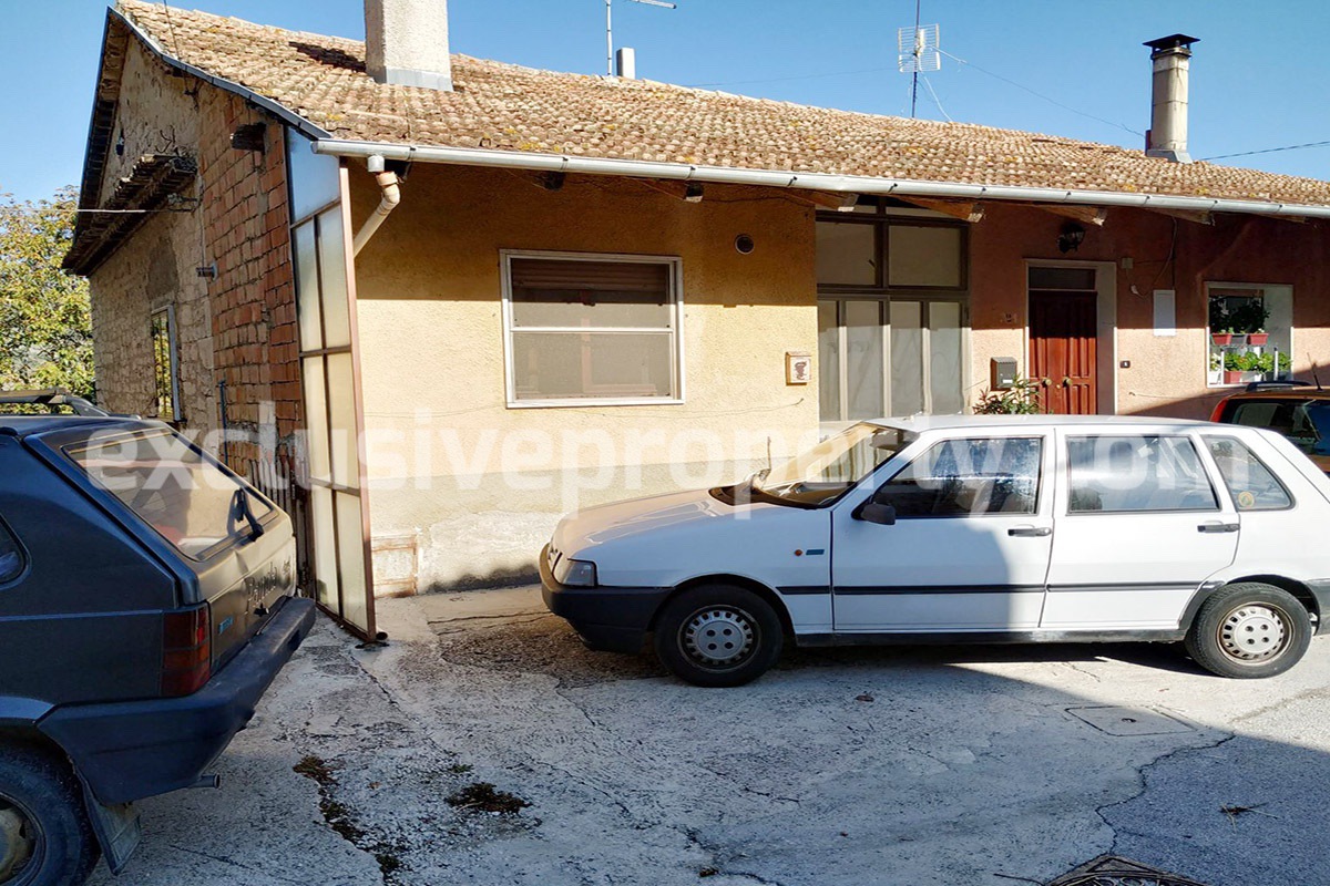 Stone semi-detached farmhouse with vegetable garden for sale in Molise 1
