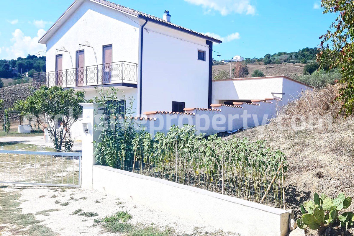 Country house with land garage and terrace for sale in Molise 6
