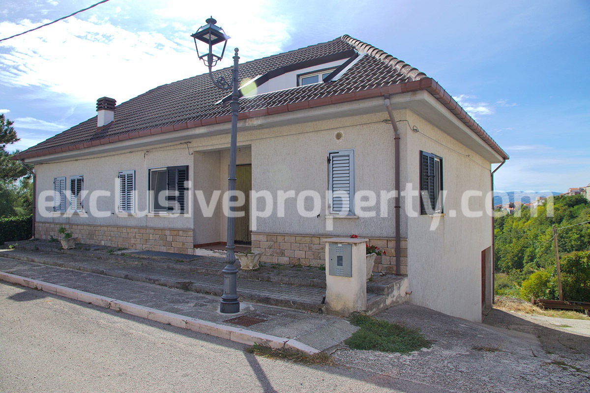 Character house with garden terrace and garage for sale in Molise