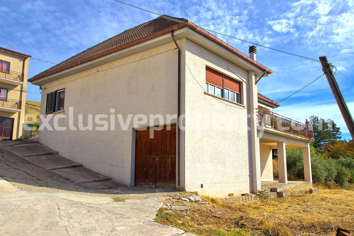 Character house with garden terrace and garage for sale in Molise 3