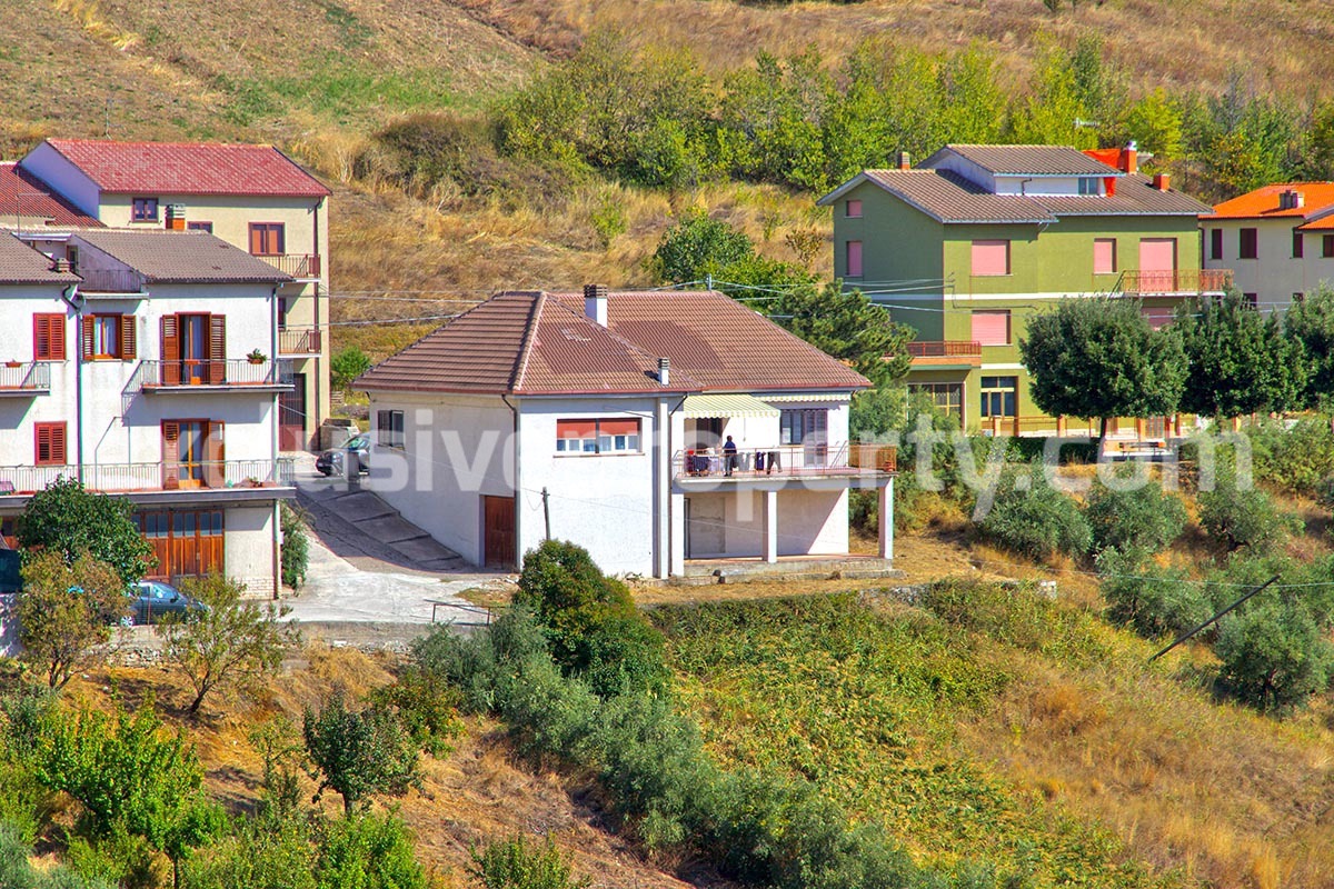 Character house with garden terrace and garage for sale in Molise 4