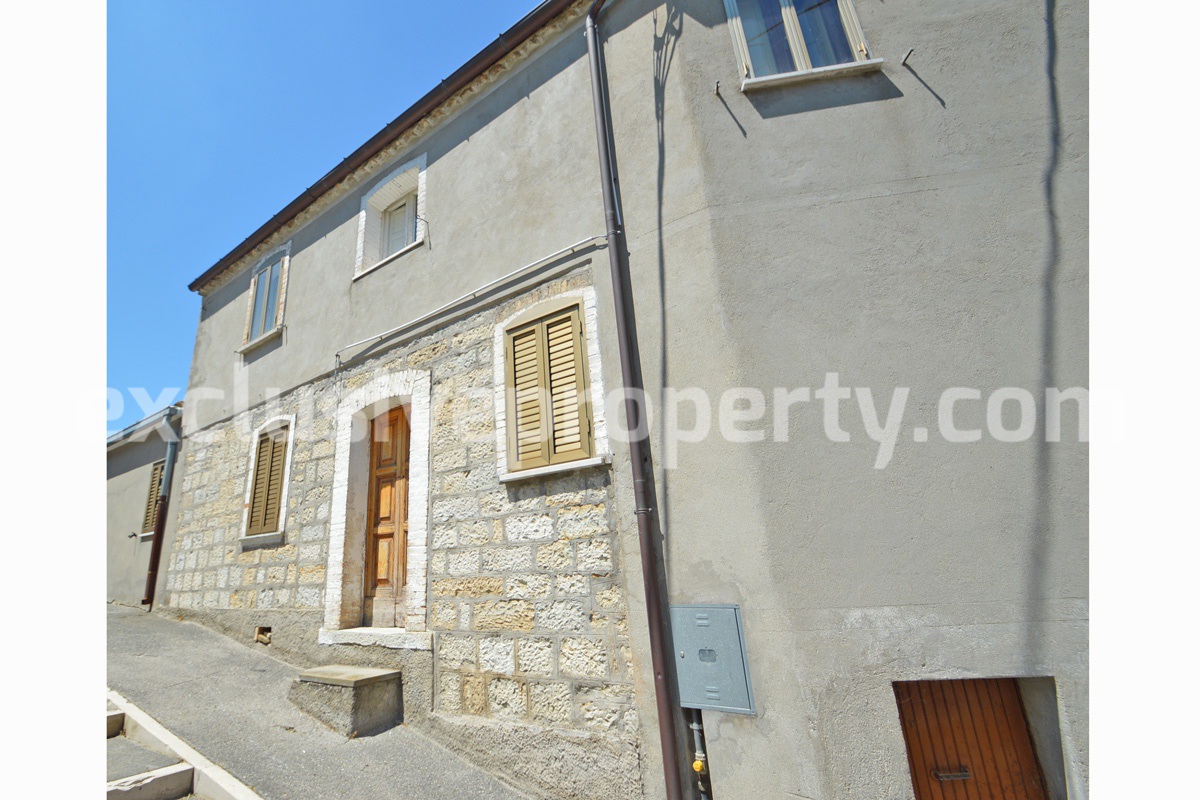 Habitable stone house with garden and hilly view for sale in Abruzzo 2