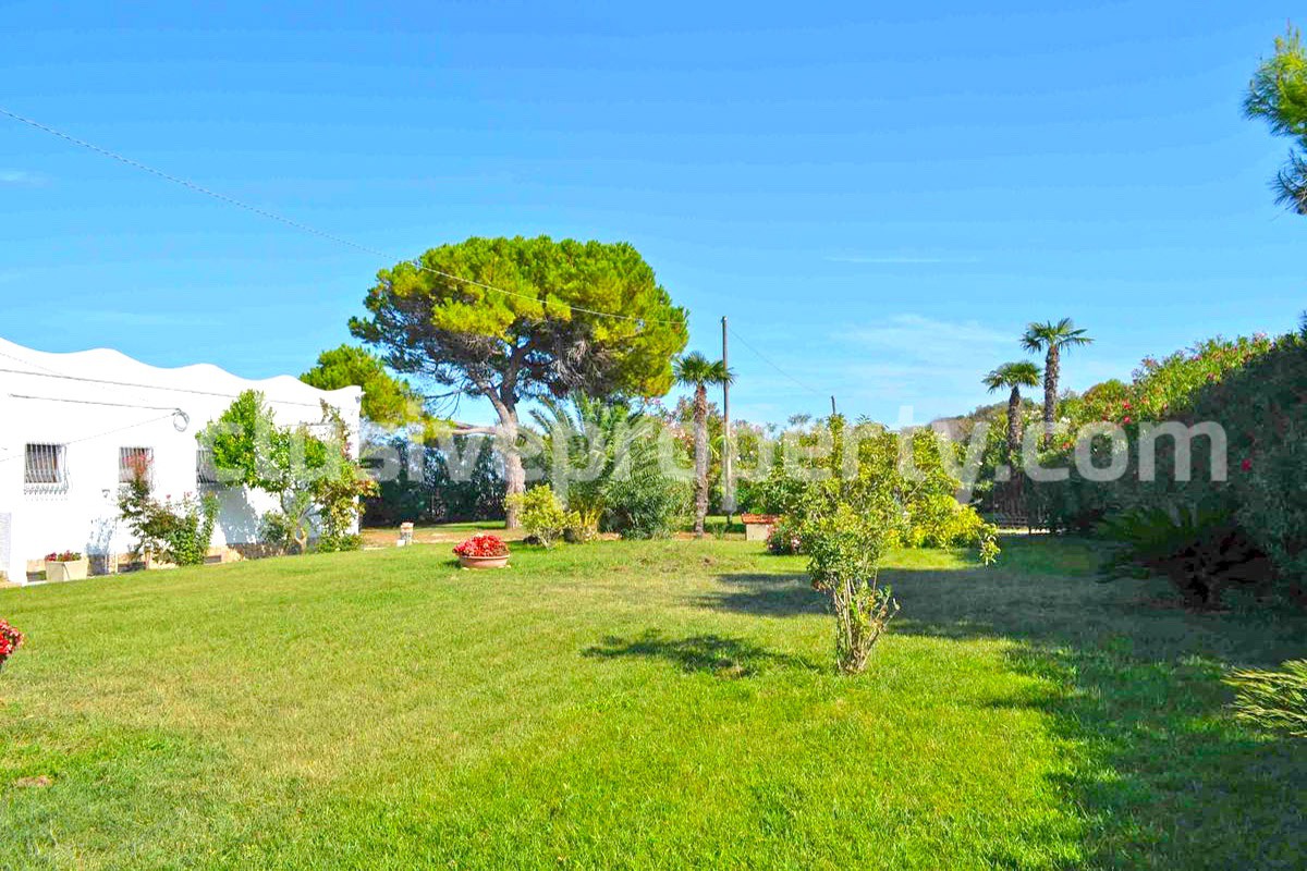 Villa a few steps from the sea with garden for sale in Italy 4