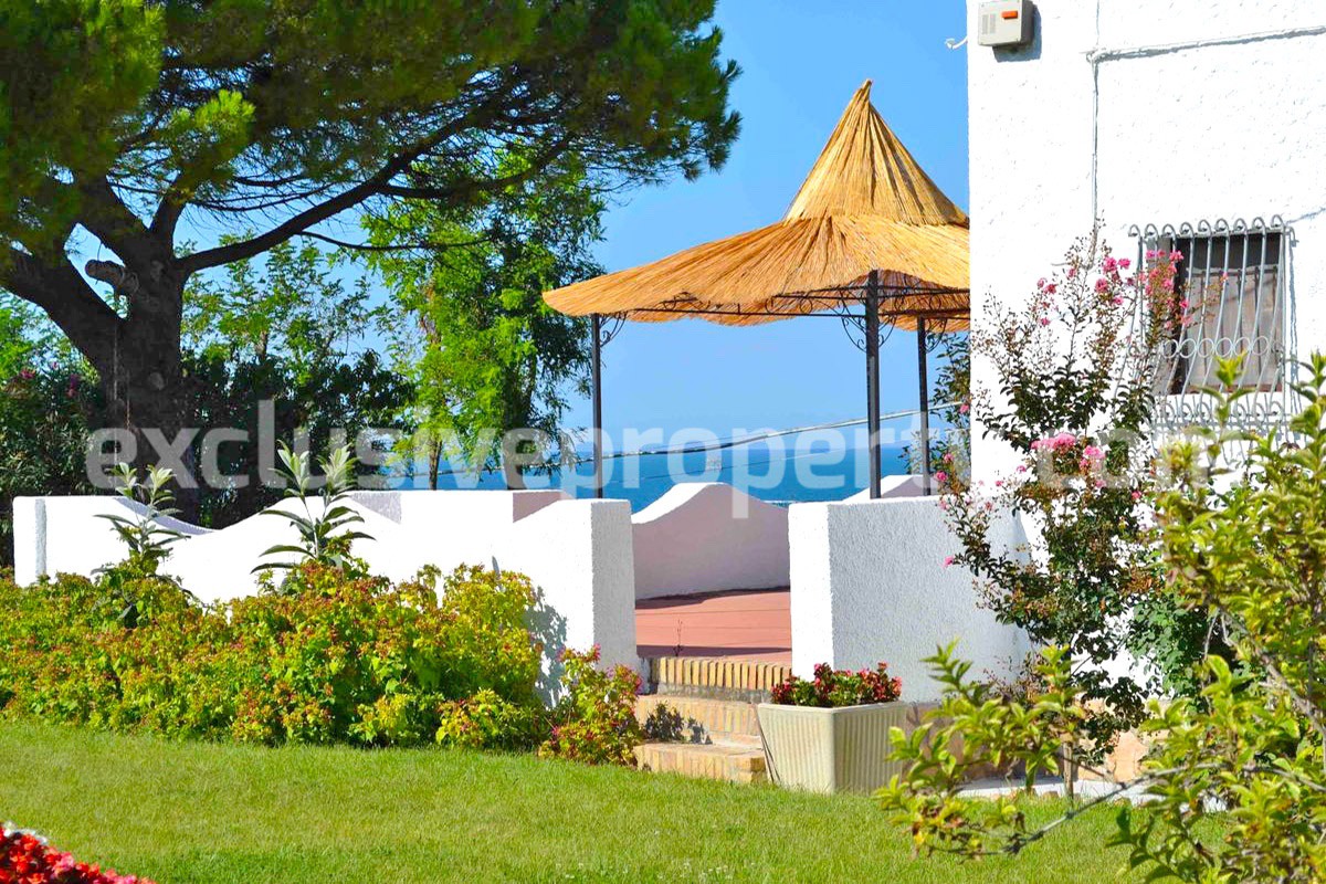 Villa a few steps from the sea with garden for sale in Italy 5