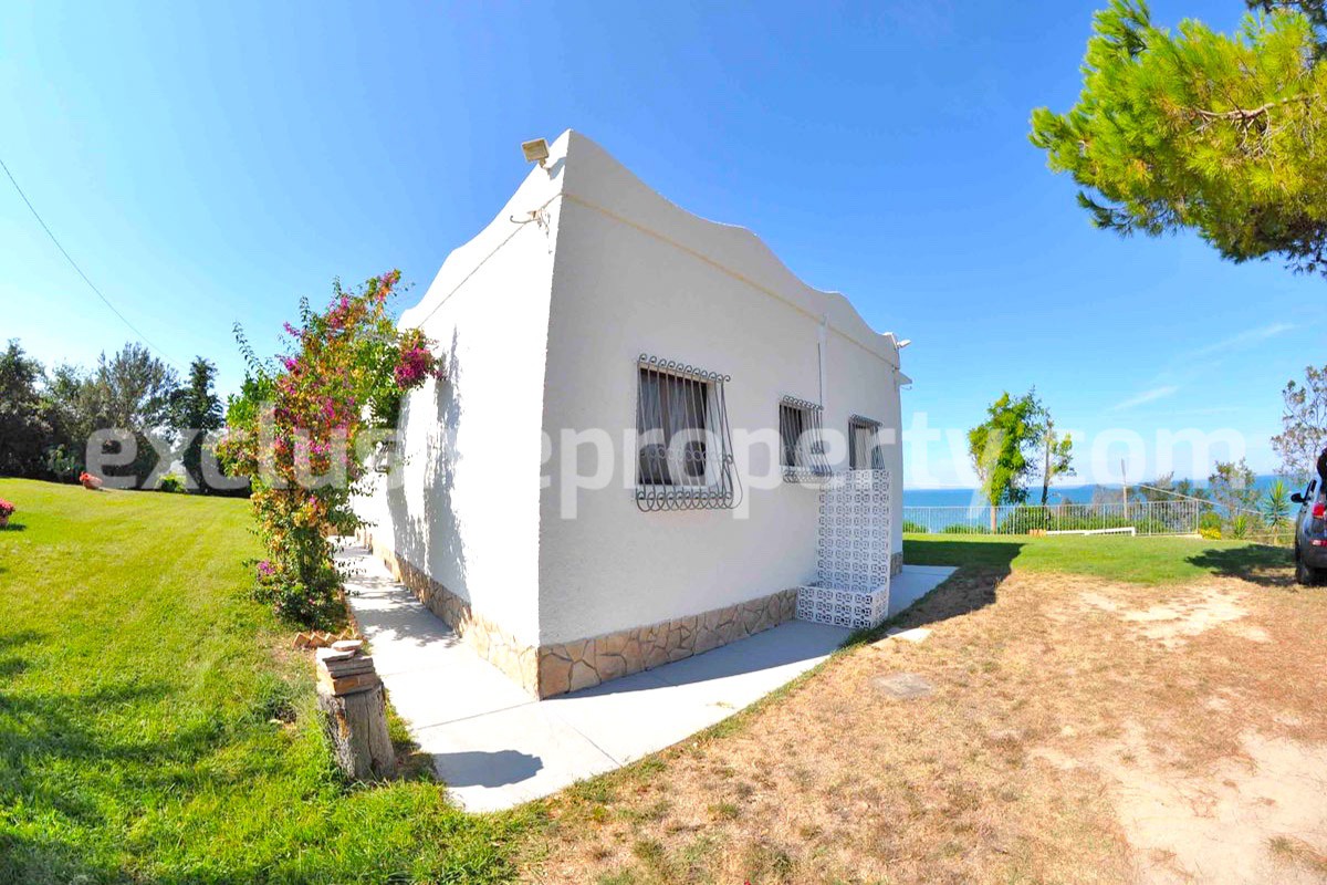 Villa a few steps from the sea with garden for sale in Italy 8