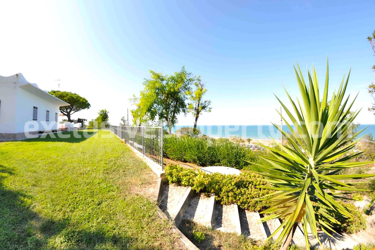 Villa a few steps from the sea with garden for sale in Italy 9