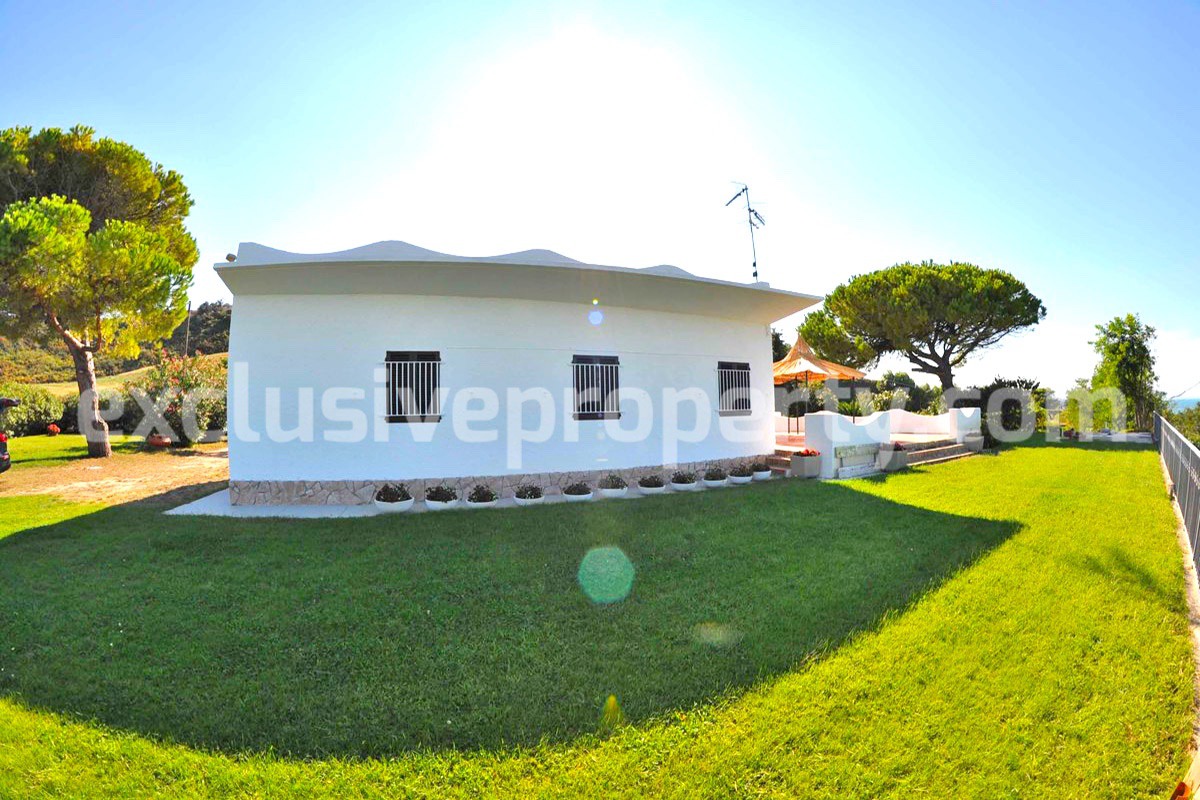 Villa a few steps from the sea with garden for sale in Italy 10