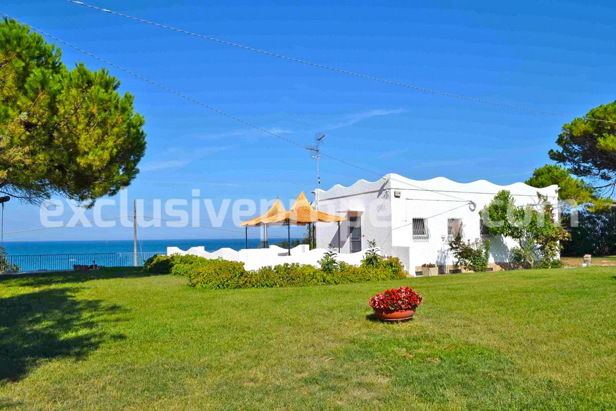 Villa a few steps from the sea with garden for sale in Italy 11