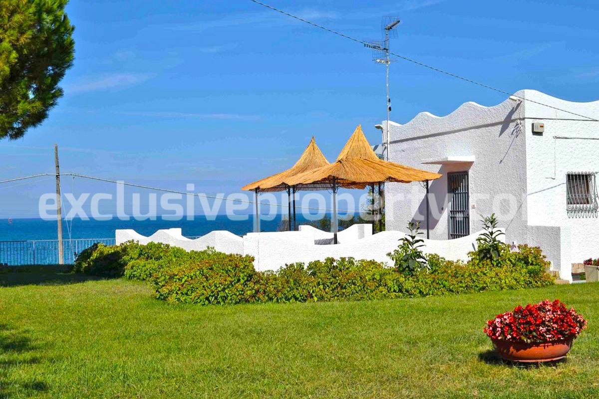 Villa a few steps from the sea with garden for sale in Italy 12