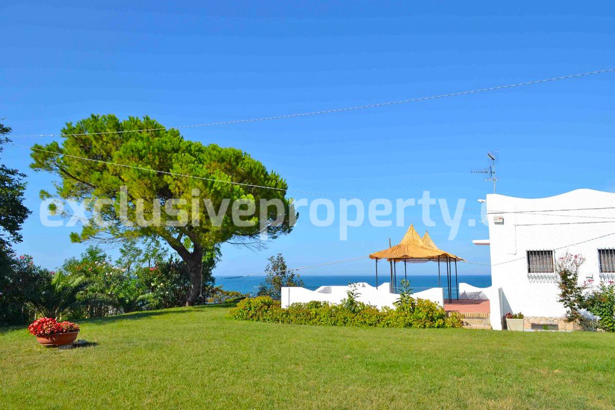 Villa a few steps from the sea with garden for sale in Italy 13