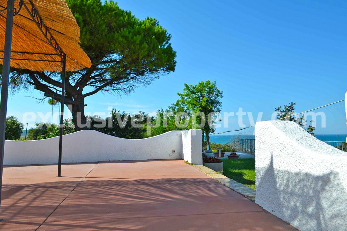 Villa a few steps from the sea with garden for sale in Italy 15