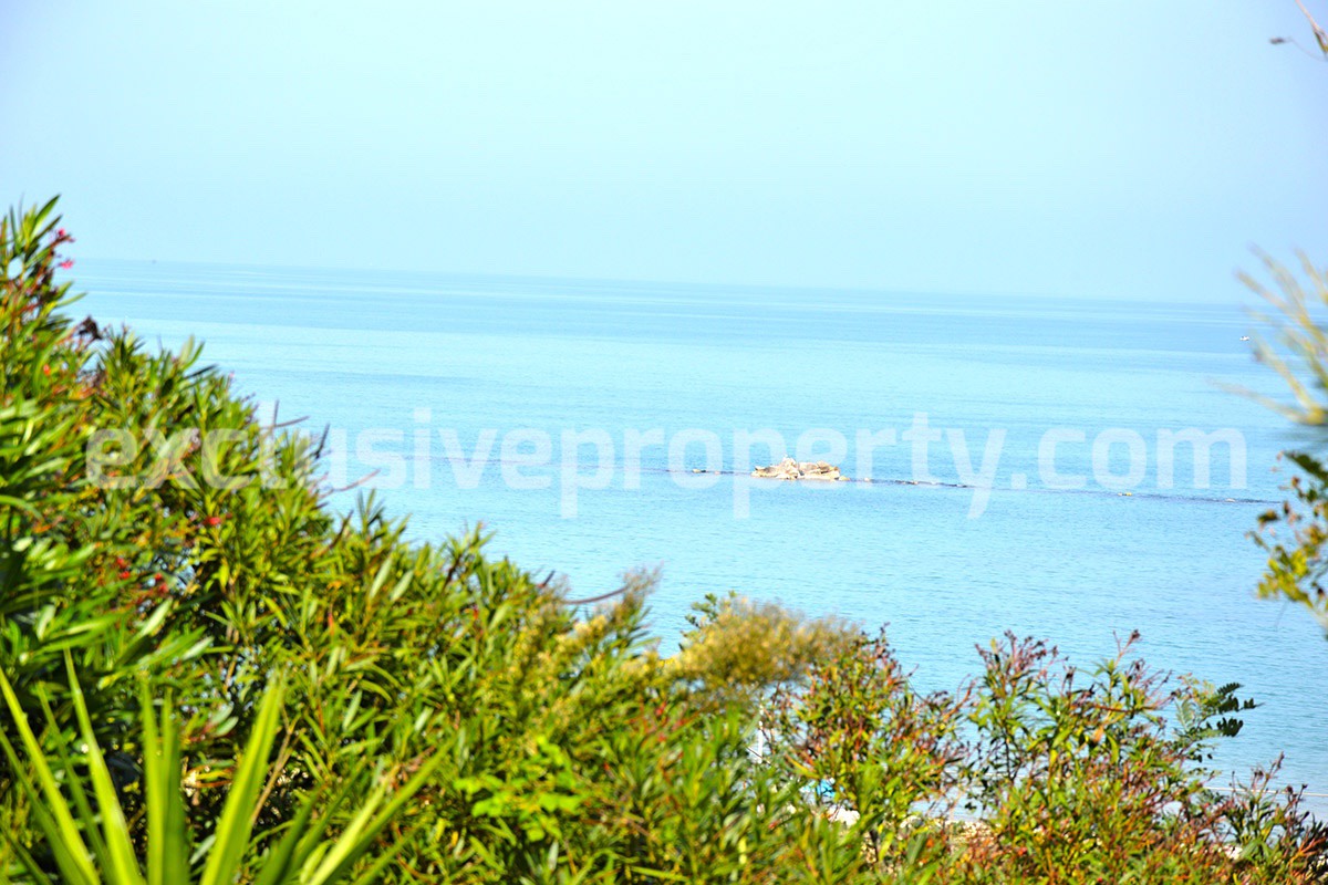 Villa a few steps from the sea with garden for sale in Italy 16