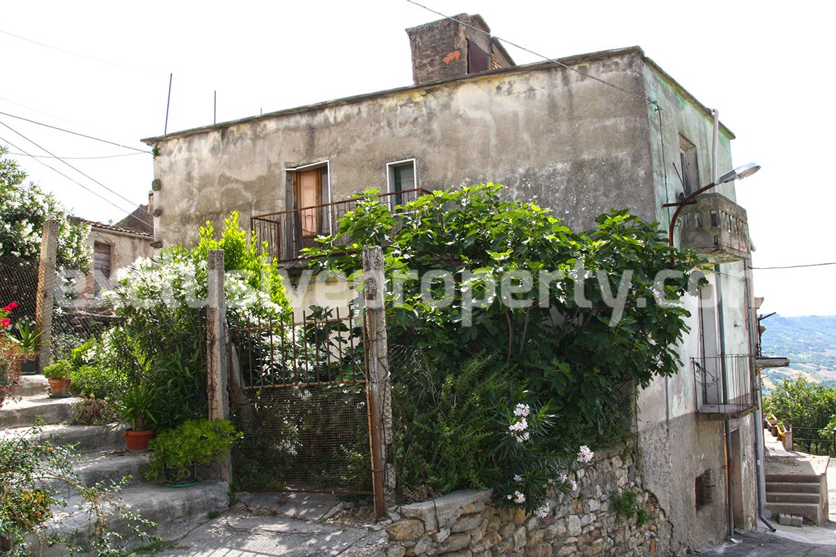 Stone house to renovate with garden and a view hills for sale Abruzzo