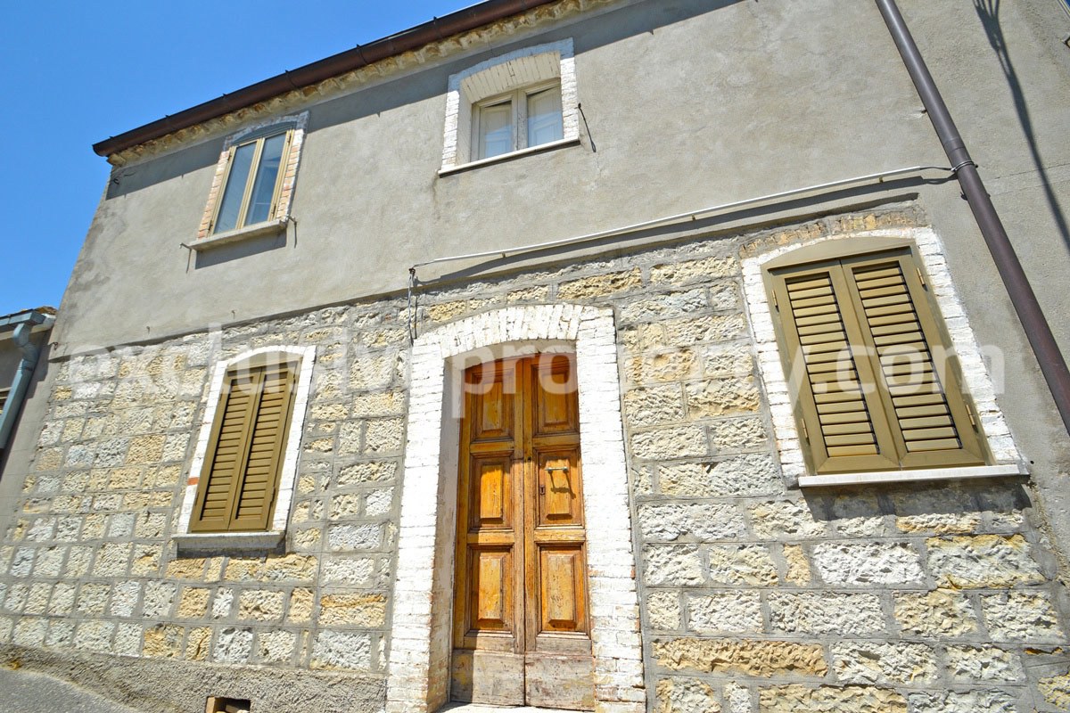 Habitable stone house with garden and hilly view for sale in Abruzzo 1