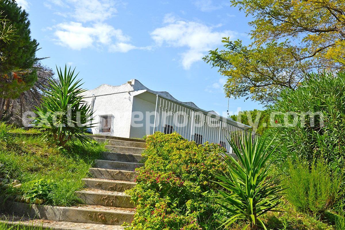 Villa a few steps from the sea with garden for sale in Italy