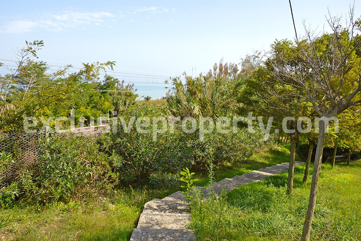 Villa a few steps from the sea with garden for sale in Italy 18