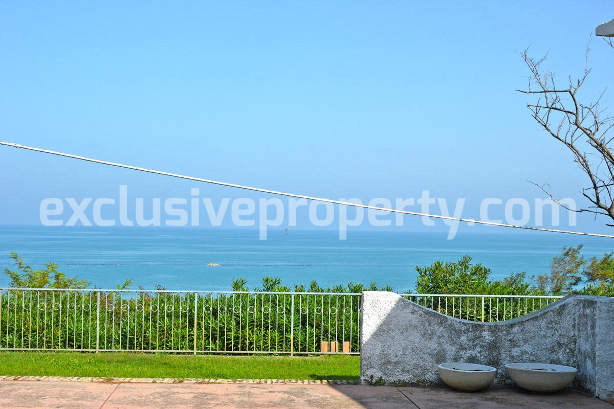 Villa a few steps from the sea with garden for sale in Italy