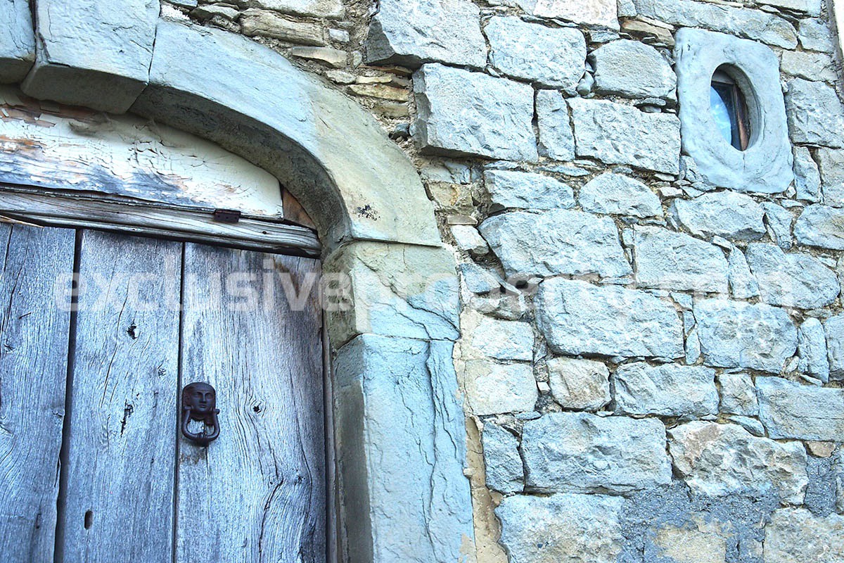 Traditional stone village house for sale in Abruzzo - Italy