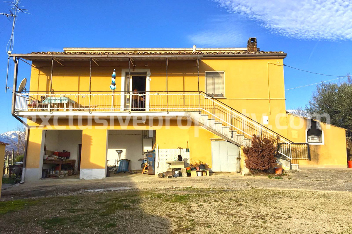 Independent house with land and olive trees for sale in the Province of Teramo 2