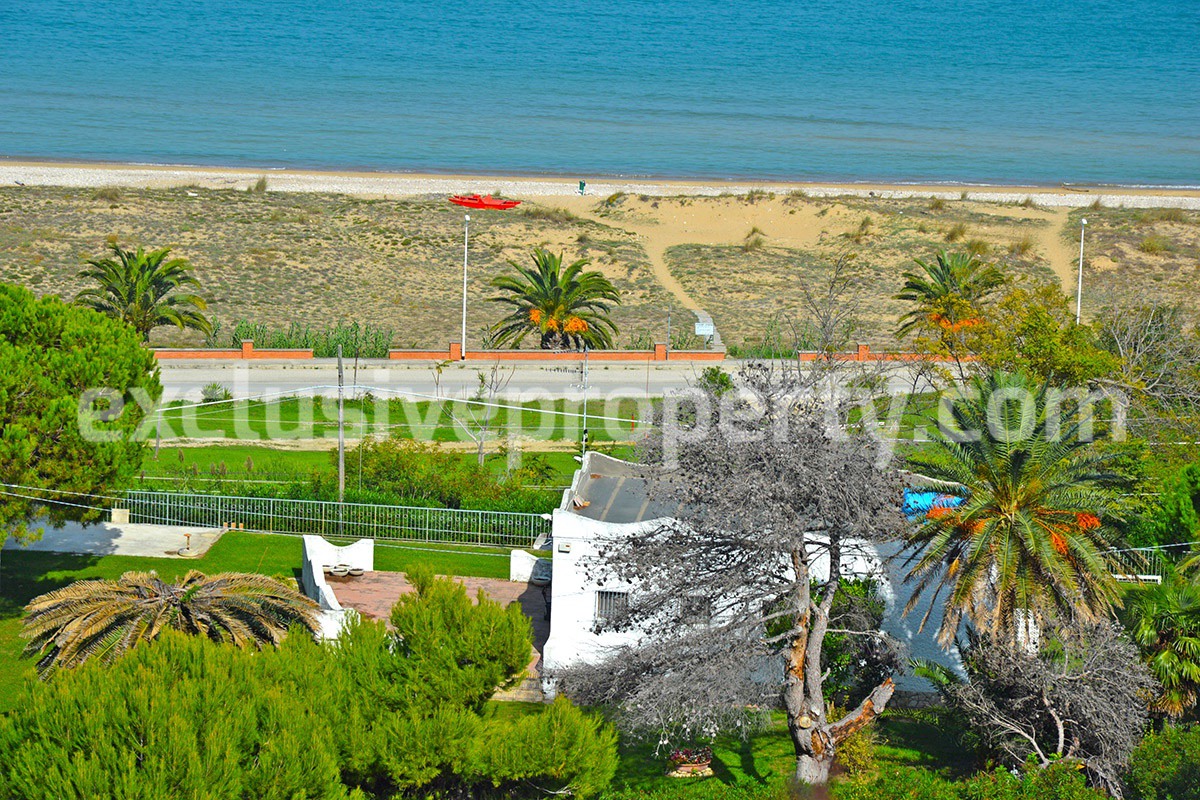 Villa a few steps from the sea with garden for sale in Italy 1