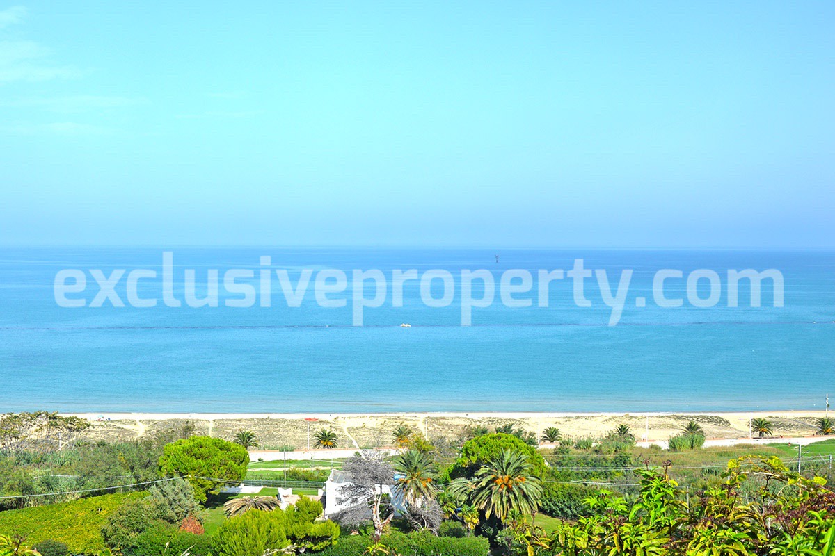 Villa a few steps from the sea with garden for sale in Italy 24