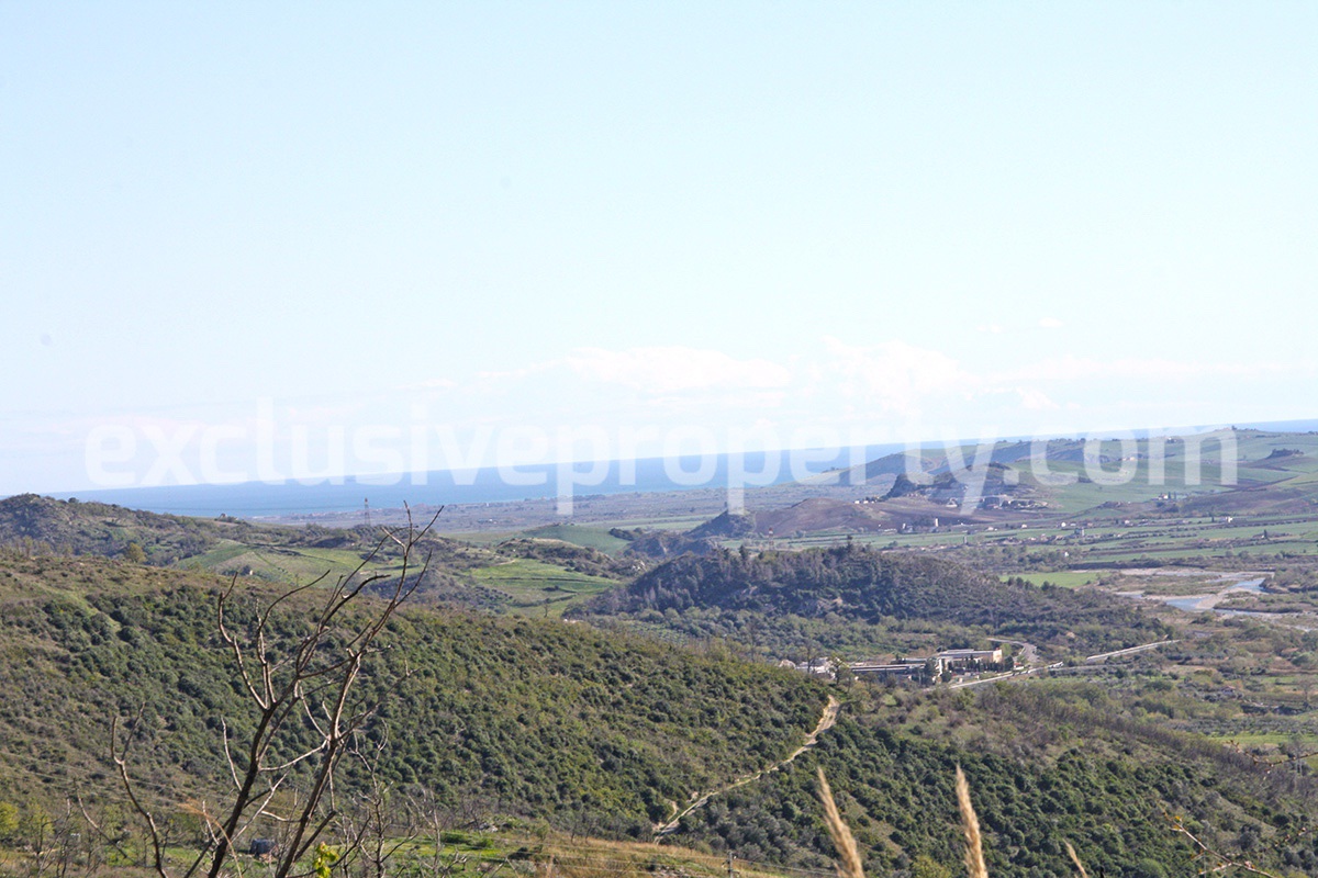 Stone cottage surrounded from lend for sale in Abruzzo - Dogliola