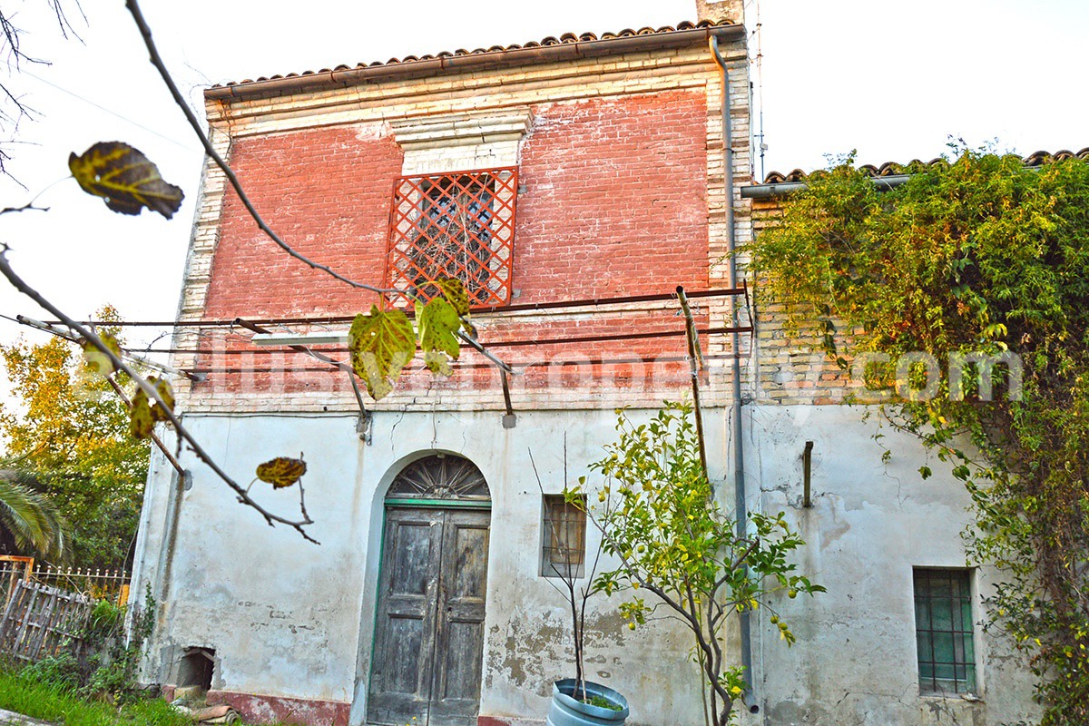 Rural house of character with land and olive trees for sale in Abruzzo 1