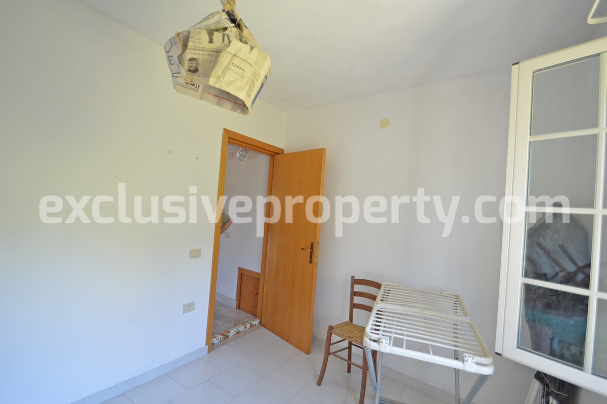 Habitable town house with garage for sale in Fraine - Abruzzo 9