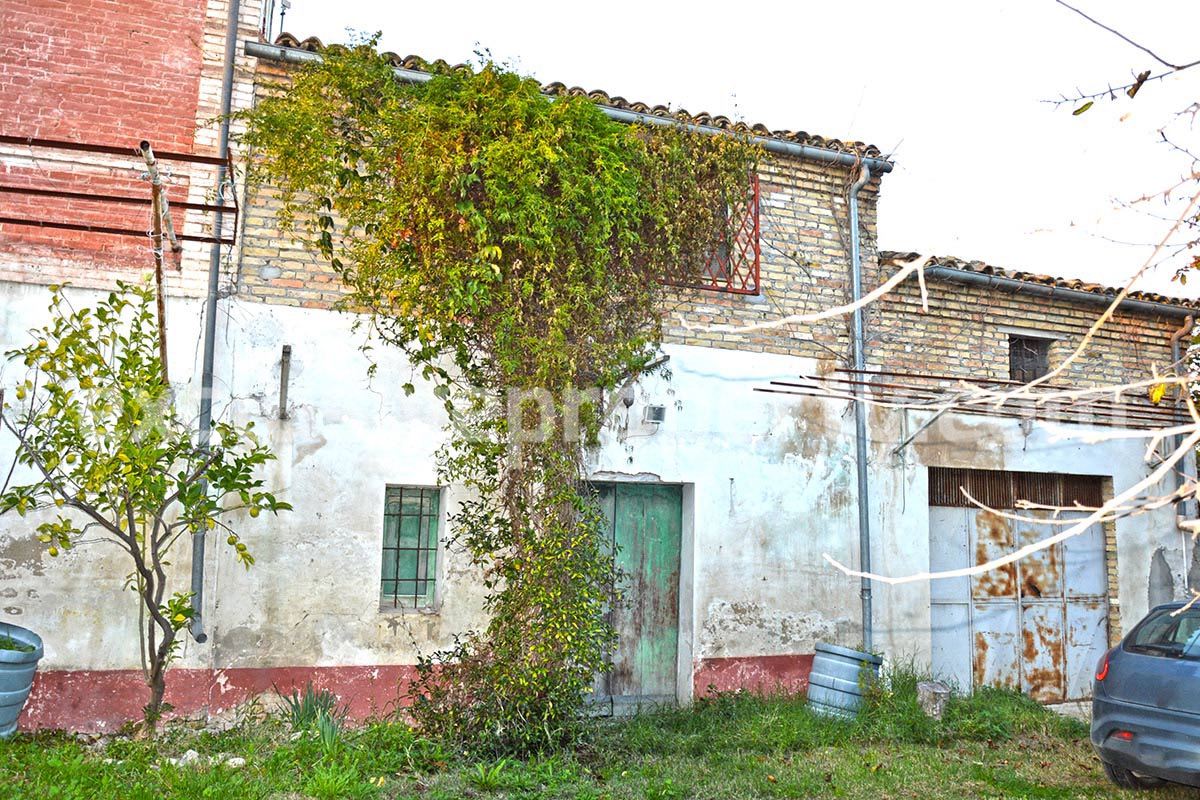 Rural house of character with land and olive trees for sale in Abruzzo 5