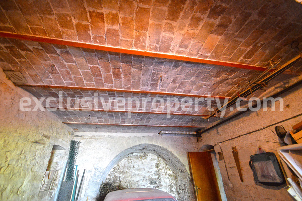 Habitable old property with garage for sale in Abruzzo - Fraine 23